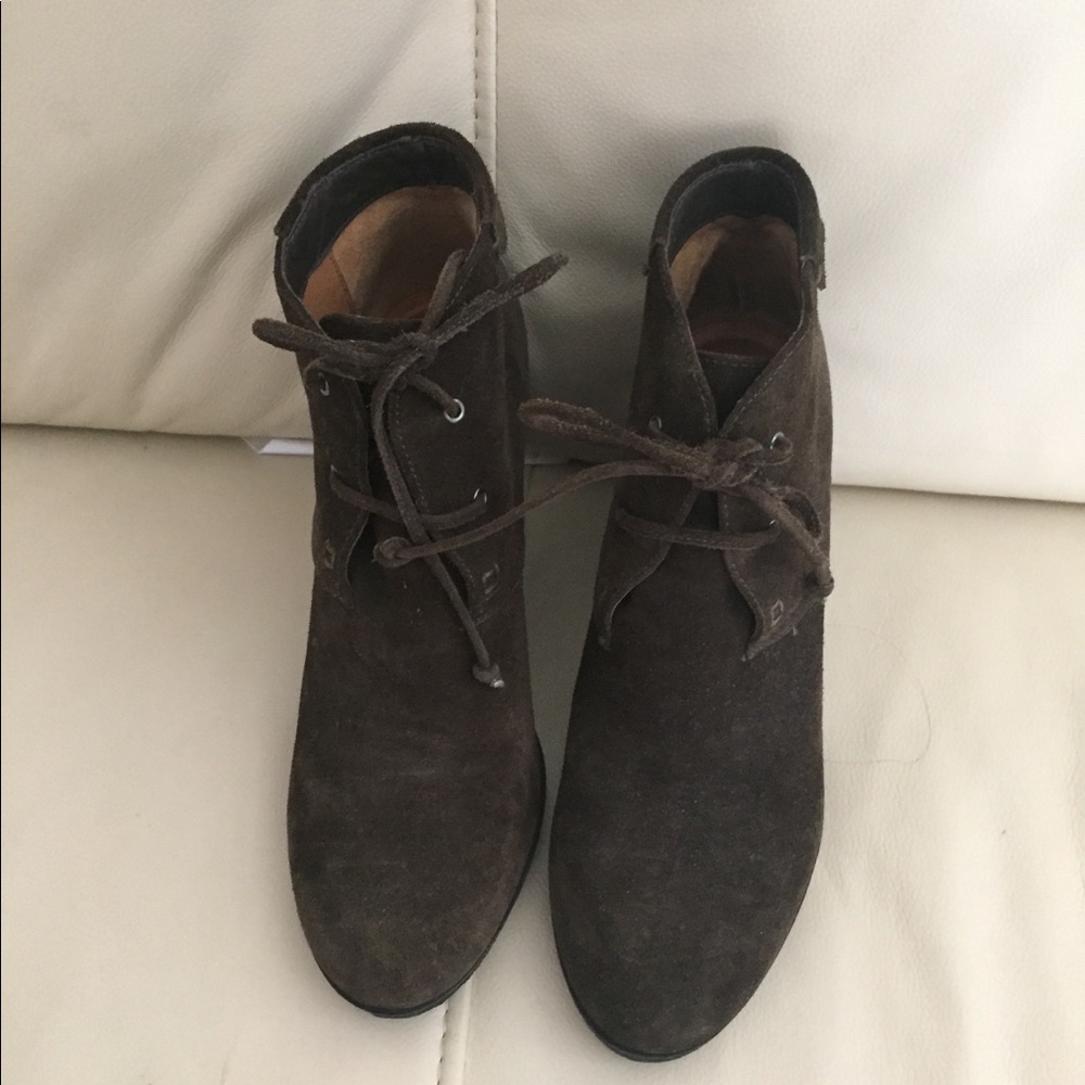 Boots. Dark greenish black suede.